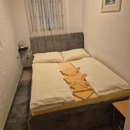 Jan 1 Apartman *